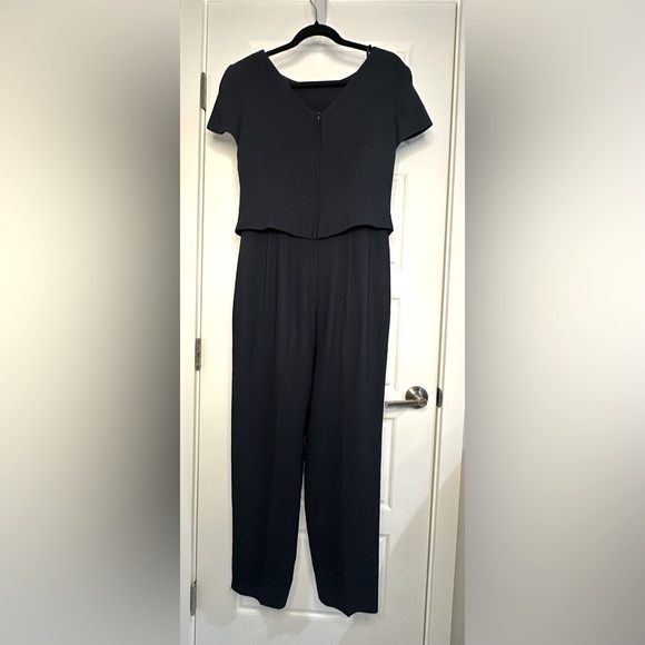 Liz Claiborne Black Short Sleeve Jumpsuit with Fitted Waist, size 6 - Picture 2 of 5